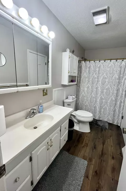 Bath - 1015 28th St, Peru, IL 61354 photo 3 of 3