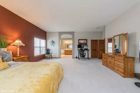 Bedroom - 5775 River Birch Dr, Hoffman Estates, IL 60192 photo 3 of 6