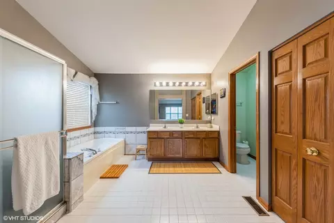 Bath - 5775 River Birch Dr, Hoffman Estates, IL 60192 photo 3 of 6
