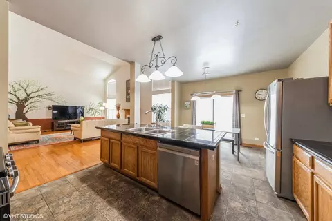 Kitchen - 5775 River Birch Dr, Hoffman Estates, IL 60192 photo 2 of 4