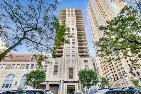 635 N Dearborn St #1604, Chicago, IL 60654