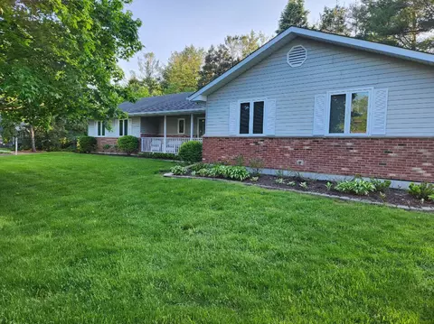 541 Ellen Ct, Woodstock, IL 60098