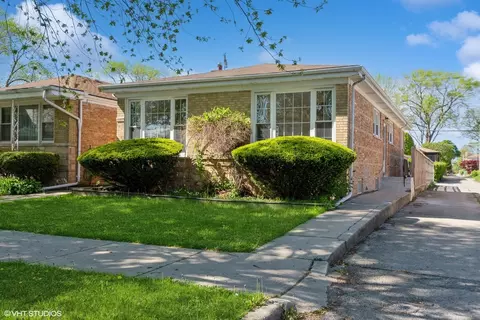 3136 W Jarvis Ave, Chicago, IL 60645