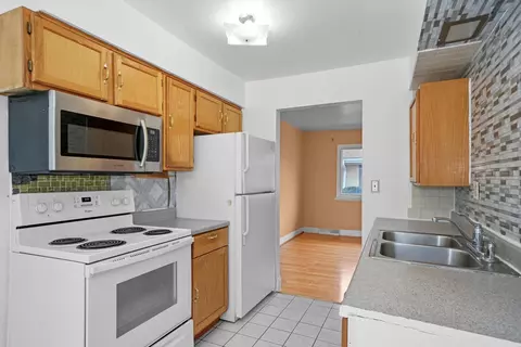 Kitchen - 811 Valley Stream Dr #C, Wheeling, IL 60090 photo 3 of 4