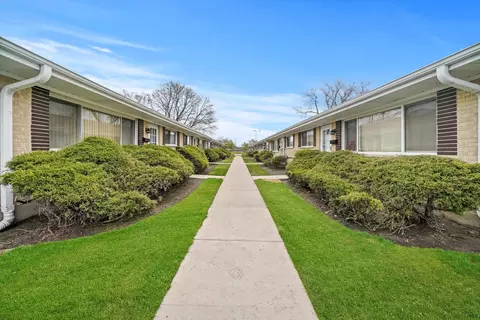 Exterior - 811 Valley Stream Dr #C, Wheeling, IL 60090 photo 5 of 6