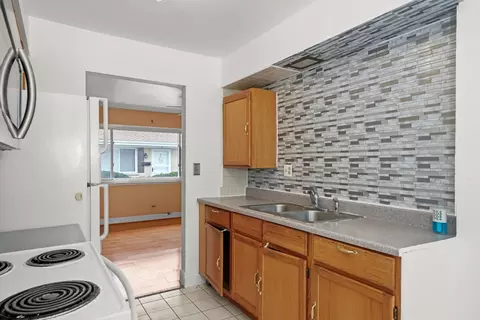 Kitchen - 811 Valley Stream Dr #C, Wheeling, IL 60090 photo 4 of 4