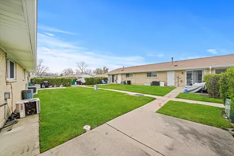 Exterior - 811 Valley Stream Dr #C, Wheeling, IL 60090 photo 3 of 6