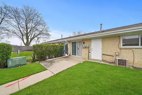 Exterior - 811 Valley Stream Dr #C, Wheeling, IL 60090 photo 4 of 6