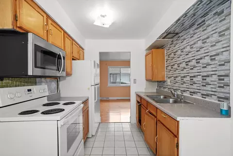 Kitchen - 811 Valley Stream Dr #C, Wheeling, IL 60090 photo 2 of 4