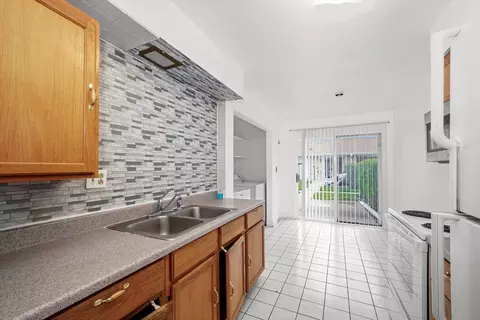 Kitchen - 811 Valley Stream Dr #C, Wheeling, IL 60090 photo 1 of 4
