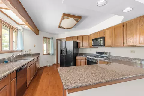 Kitchen - 1654 Pebble Beach Dr, Hoffman Estates, IL 60169 photo 1 of 2