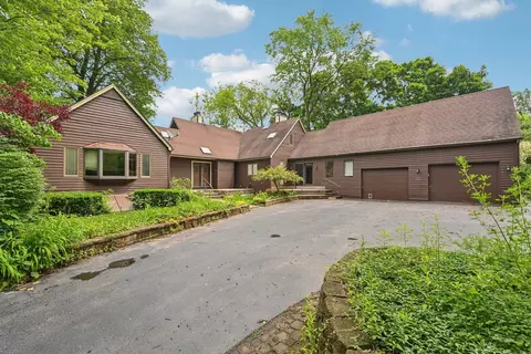 1341 Minard Ln, Green Oaks, IL 60048