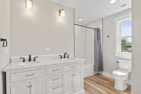 Bath - 2804 Fremont St, Rolling Meadows, IL 60008 photo 3 of 4