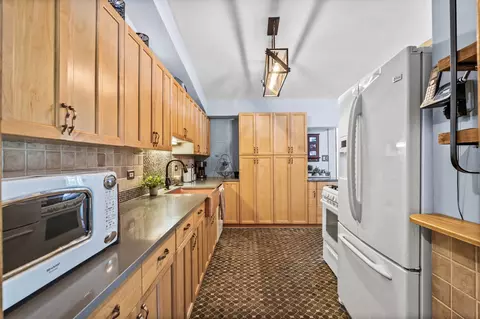 Kitchen - 2301 Fulle St, Rolling Meadows, IL 60008 photo 5 of 5