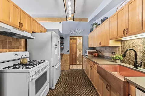 Kitchen - 2301 Fulle St, Rolling Meadows, IL 60008 photo 3 of 5