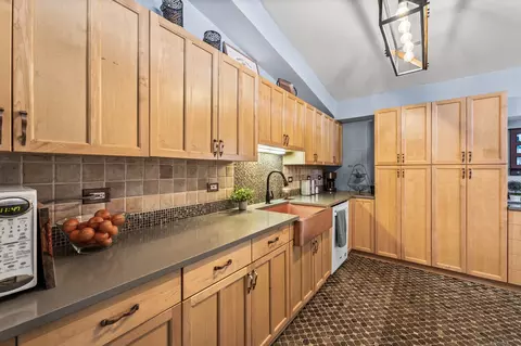 Kitchen - 2301 Fulle St, Rolling Meadows, IL 60008 photo 4 of 5