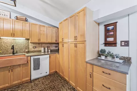 Kitchen - 2301 Fulle St, Rolling Meadows, IL 60008 photo 2 of 5