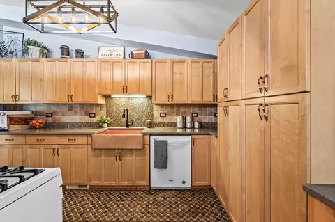 Kitchen - 2301 Fulle St, Rolling Meadows, IL 60008 photo 1 of 5