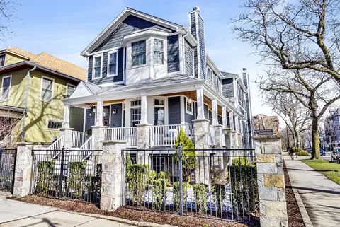1900 W Fletcher St, Chicago, IL 60657