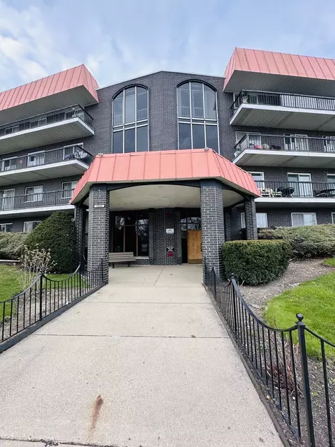 4840 Foster St #205, Skokie, IL 60077