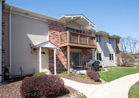 1102 Hinswood Dr #202, Darien, IL 60561