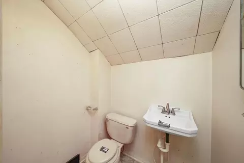 Bath - 412 Hinman St, Aurora, IL 60505 photo 2 of 3