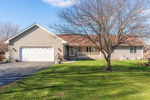 15727 Swanson Rd, Sycamore, IL 60178