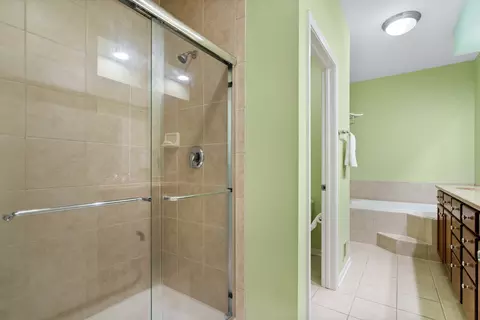 Bath - 6346 Cunningham Ct, Gurnee, IL 60031 photo 2 of 5