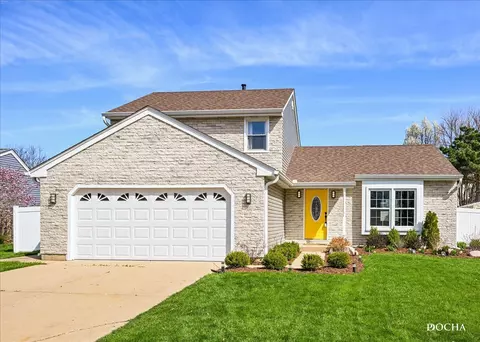 896 Bennington Dr, Crystal Lake, IL 60014