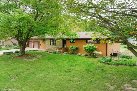 708 N Barnett St, Le Roy, IL 61752
