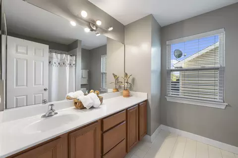 Bath - 341 Blue Heron Cir, Bartlett, IL 60103 photo 2 of 6