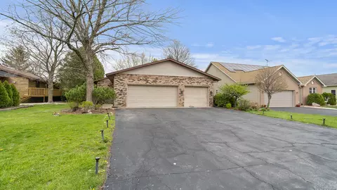 1220 Candlewick Dr NW, Poplar Grove, IL 61065