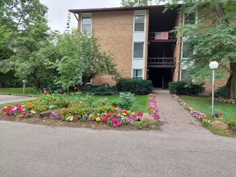 5540 E Lake Dr #F, Lisle, IL 60532