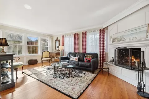 Living - 4 Grimsby On Oxford St, Rolling Meadows, IL 60008 photo 3 of 7