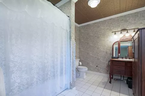 Bath - 2650 Pine Bluff Rd, Morris, IL 60450 photo 2 of 2