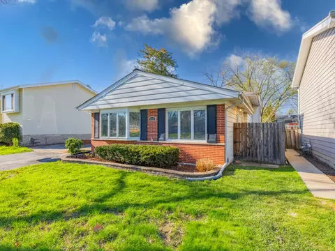 Exterior - 1113 Elm St, Wheaton, IL 60189 photo 2 of 3