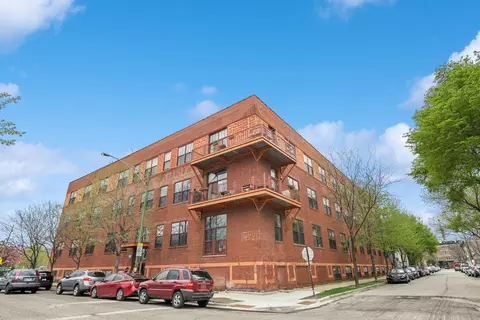 1061 W 16th St #411, Chicago, IL 60608