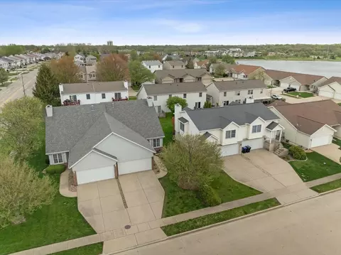 4 Lake Trail Rd, Bloomington, IL 61701