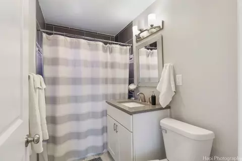 Bath - 1039 Angle Ave, Northbrook, IL 60062 photo 1 of 3