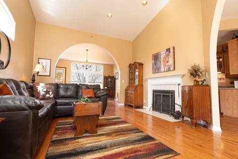 Living - 240 Prairie View Ln, Wheeling, IL 60090 photo 2 of 3