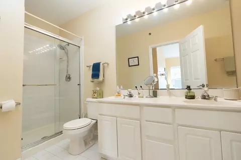 Bath - 240 Prairie View Ln, Wheeling, IL 60090 photo 3 of 4