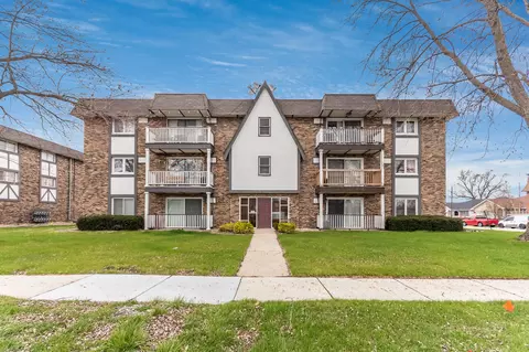 5850 W 87th St #2C, Burbank, IL 60459