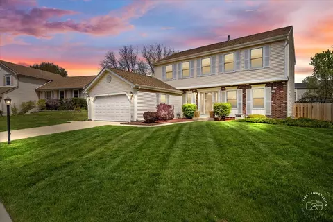 50 Whispering Dr, Streamwood, IL 60107