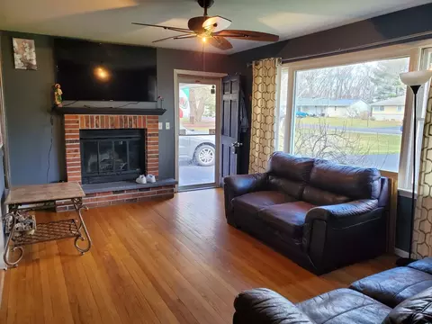 Living - 309 N Kent Rd, Mchenry, IL 60051 photo 1 of 3