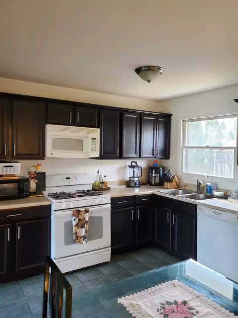 Kitchen - 309 N Kent Rd, Mchenry, IL 60051 photo 2 of 4