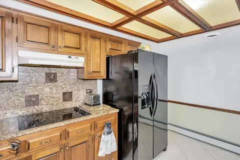 Kitchen - 25304 W Willow Dr, Plainfield, IL 60544 photo 3 of 7