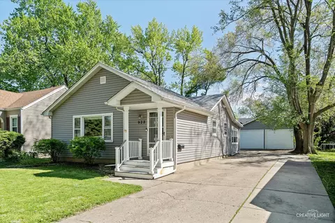 928 Charles St, Aurora, IL 60506