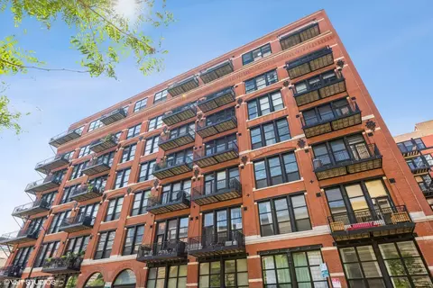 226 N Clinton St #605, Chicago, IL 60661