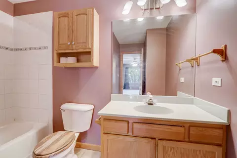 Bath - 1908 Daybreak Ln, Zion, IL 60099 photo 2 of 5
