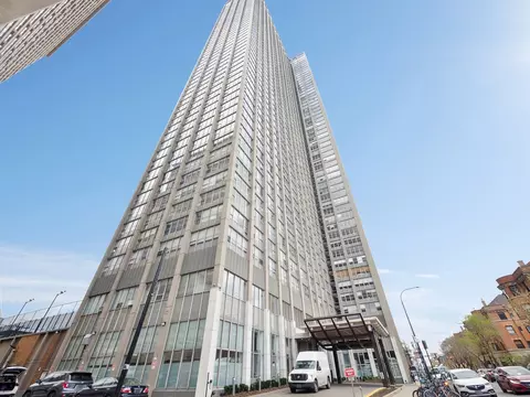 655 W Irving Park Rd #3305, Chicago, IL 60613